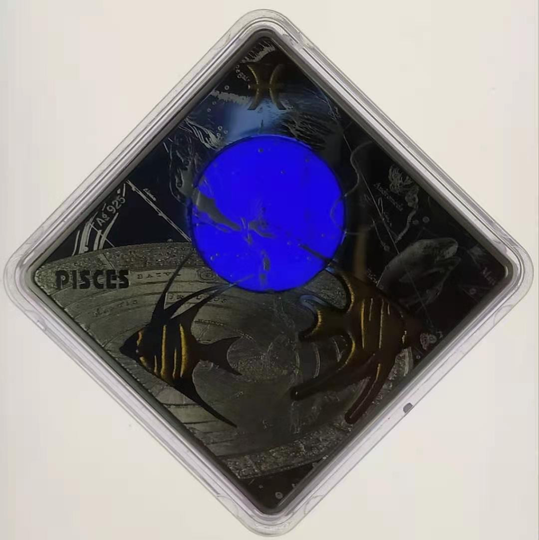 【币观天下】第133场拍卖【圣诞场】  马其顿2018年100第纳尔，蓝色梦幻星空-十二星座压轴王-“双鱼座”菱形3D立体镶嵌超大球面“钴晶蓝宝石”透明圆窗、24K金粉3D双面彩色打印精制银币