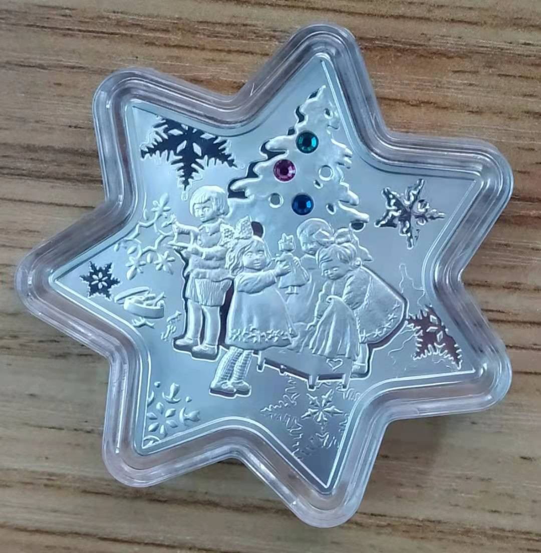 【币观天下】第133场拍卖【圣诞场】  纽埃2010年1元，28.28克“圣诞、新年快乐幸运星”镶嵌红绿蓝三原色锆晶宝石 七角星形精制纪念银币