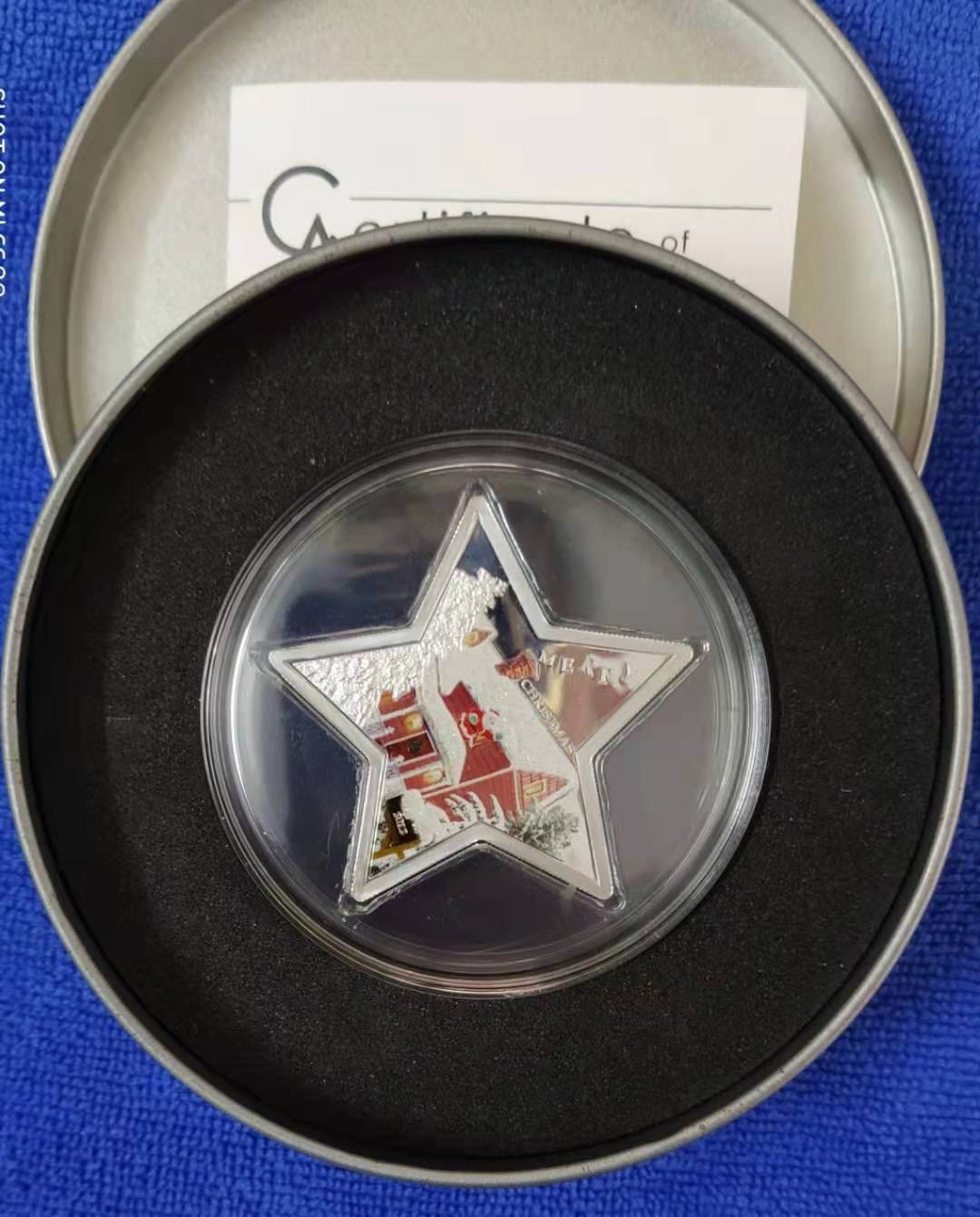 【币观天下】第133场拍卖【圣诞场】  萨摩亚2012年5元， “圣诞快乐幸运星”镶嵌炫彩闪耀彩色宝石粉 五角星形 彩色精制纪念银币