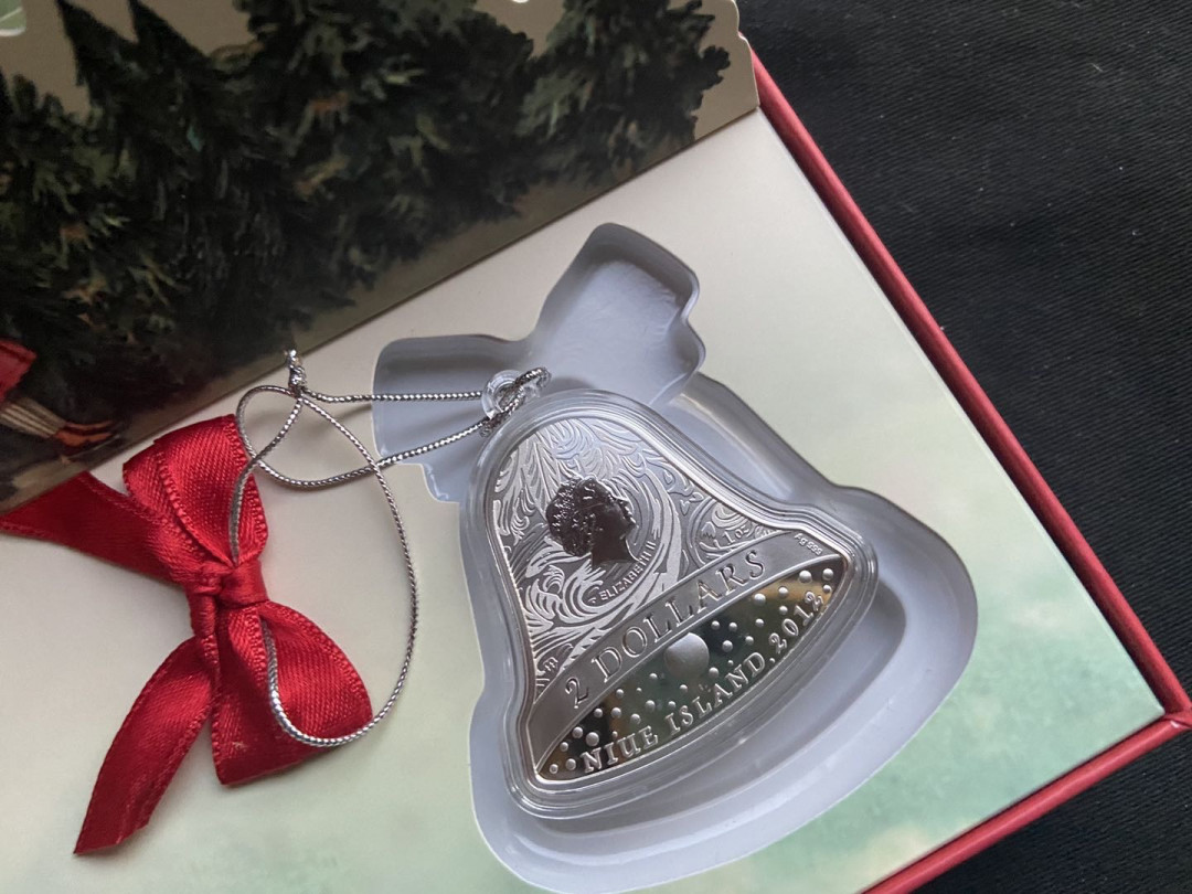 【币观天下】第133场拍卖【圣诞场】  纽埃2012年2元，1盎司 “圣诞铃声”镶嵌施华洛世奇蓝宝石 异形(铃铛形)精制镶嵌银币