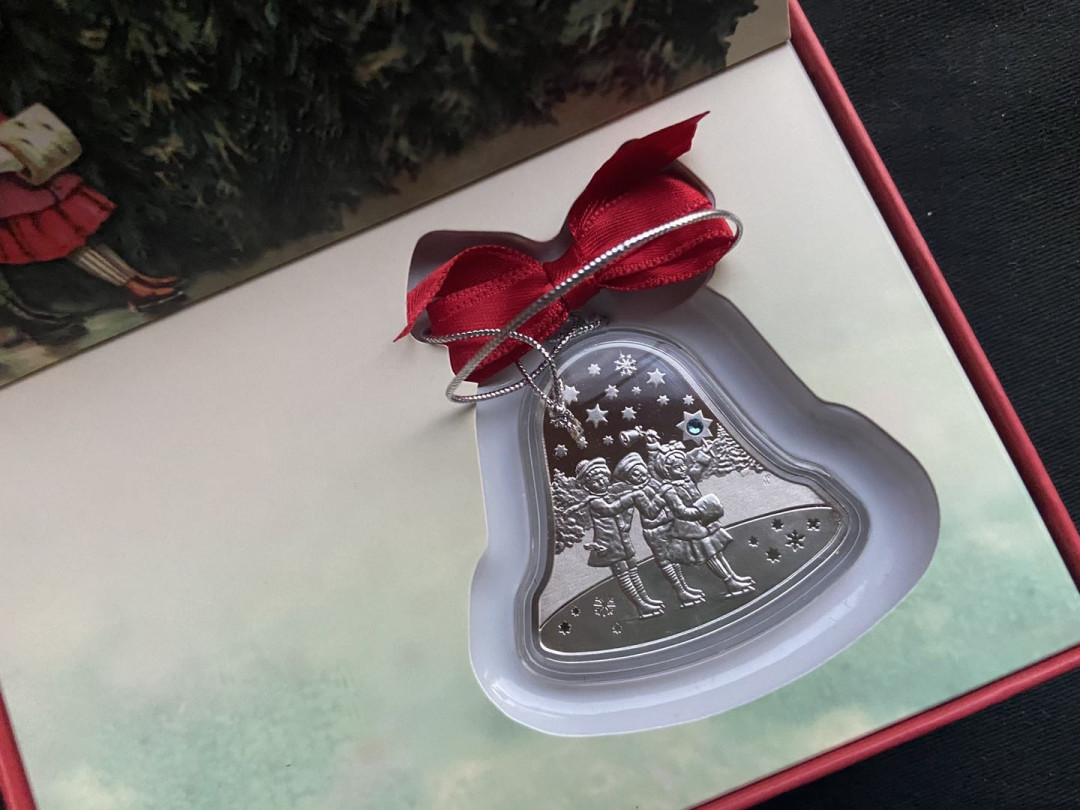 【币观天下】第133场拍卖【圣诞场】  纽埃2012年2元，1盎司 “圣诞铃声”镶嵌施华洛世奇蓝宝石 异形(铃铛形)精制镶嵌银币