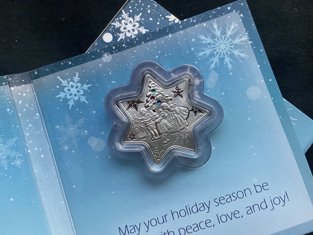 【币观天下】第133场拍卖【圣诞场】  纽埃2010年1元，28.28克“圣诞、新年快乐幸运星”镶嵌红绿蓝三原色锆晶宝石 七角星形精制纪念银币