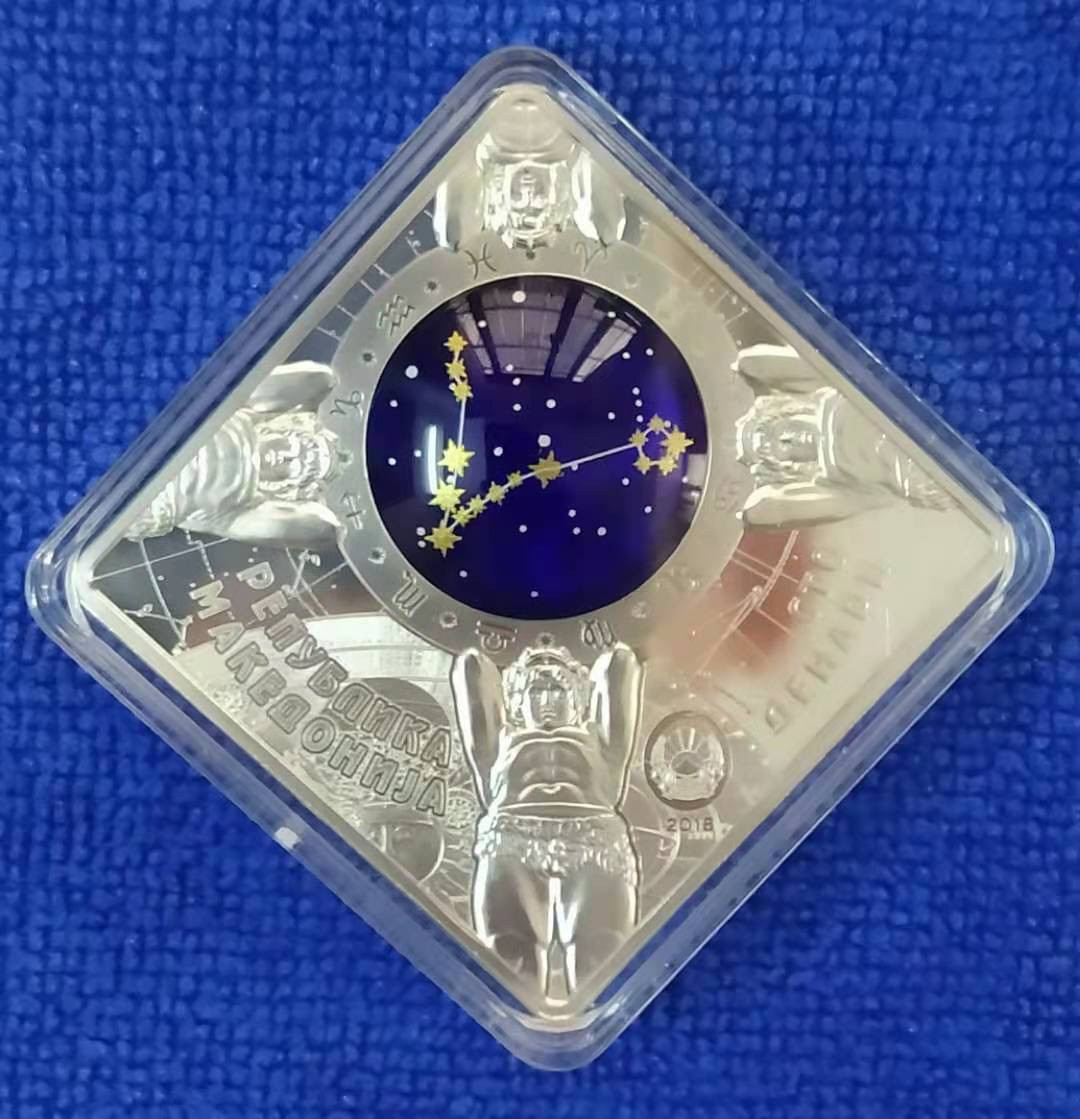 【币观天下】第133场拍卖【圣诞场】  马其顿2018年100第纳尔，蓝色梦幻星空-十二星座压轴王-“双鱼座”菱形3D立体镶嵌超大球面“钴晶蓝宝石”透明圆窗、24K金粉3D双面彩色打印精制银币
