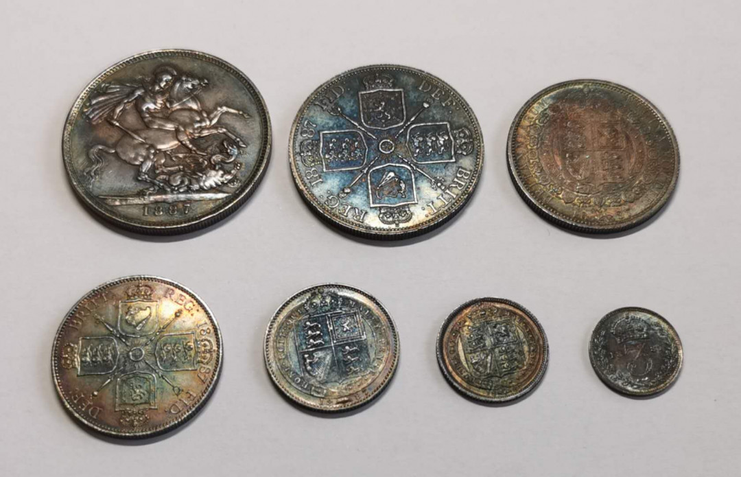 凡希社世界钱币微拍第一百四十四期 荐！1887英国老维七枚带皮质外盒，五彩包浆！