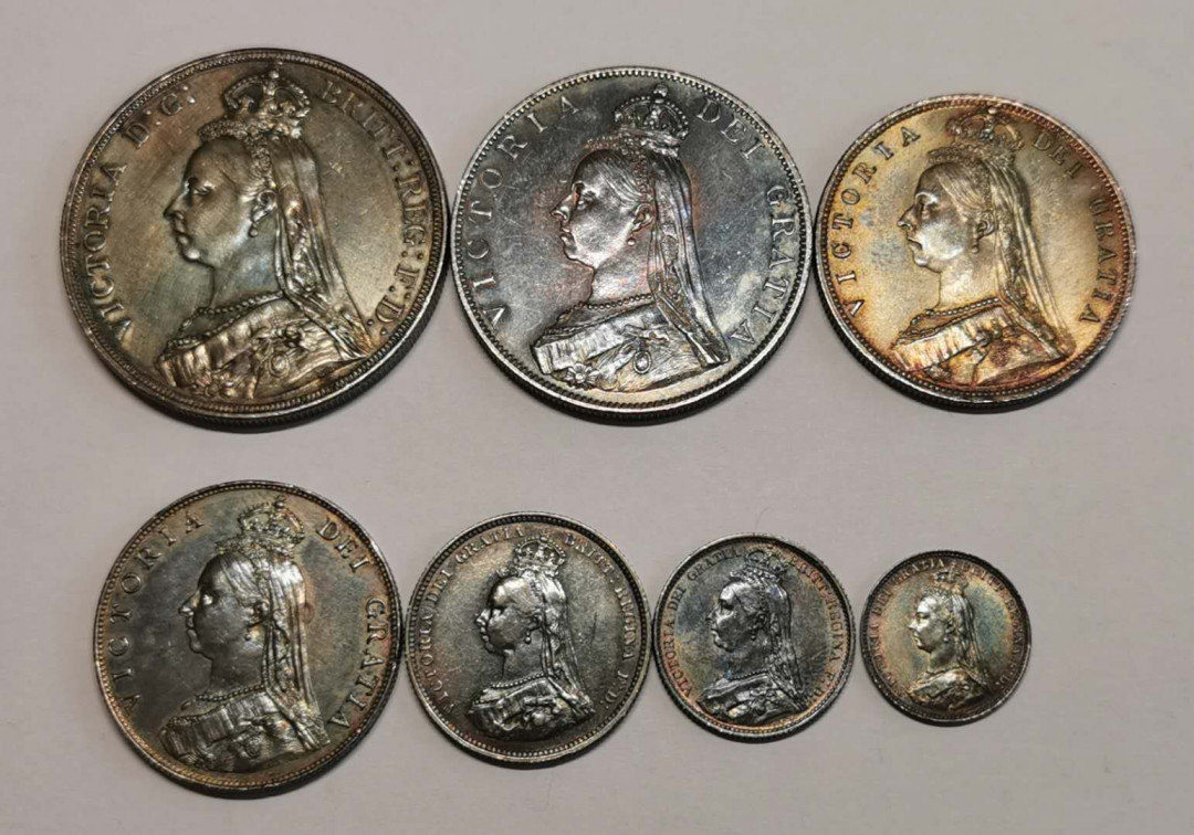 凡希社世界钱币微拍第一百四十四期 荐！1887英国老维七枚带皮质外盒，五彩包浆！