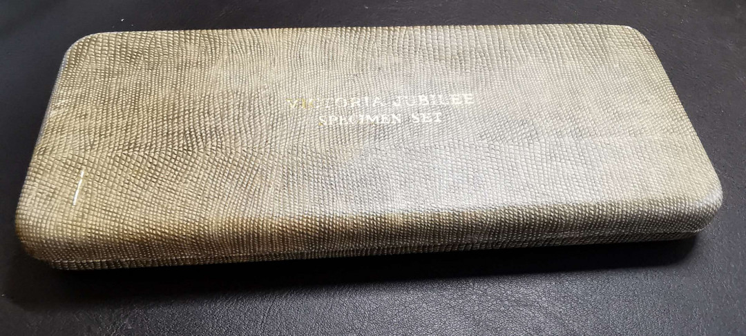 凡希社世界钱币微拍第一百四十四期 荐！1887英国老维七枚带皮质外盒，五彩包浆！