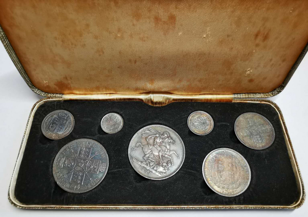 凡希社世界钱币微拍第一百四十四期 荐！1887英国老维七枚带皮质外盒，五彩包浆！