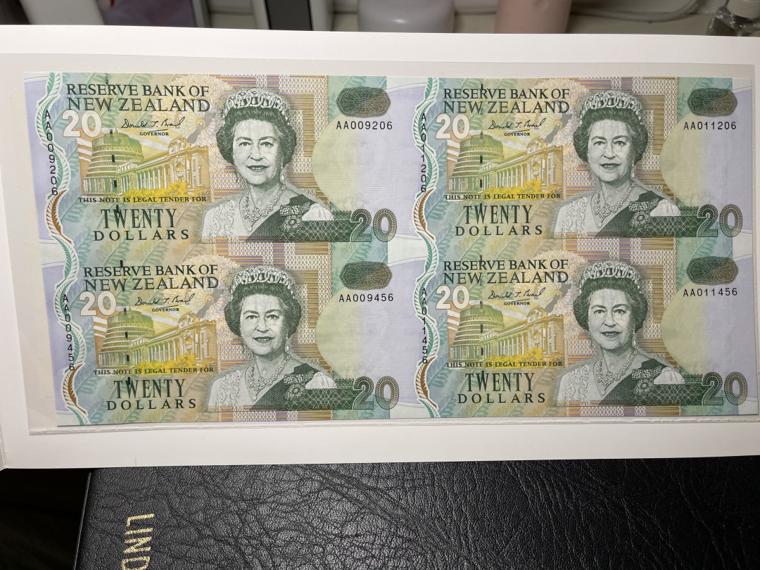 《外钞收藏家》第九十五期拍卖 新西兰20四连体钞  全新unc 9456千位号 AA冠