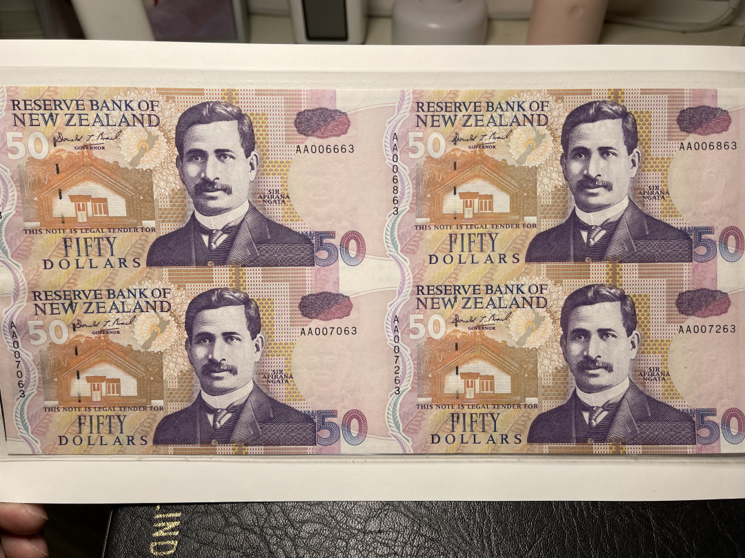 《外钞收藏家》第九十五期拍卖 新西兰10 四连体钞  全新unc  7263 千位号 AA冠