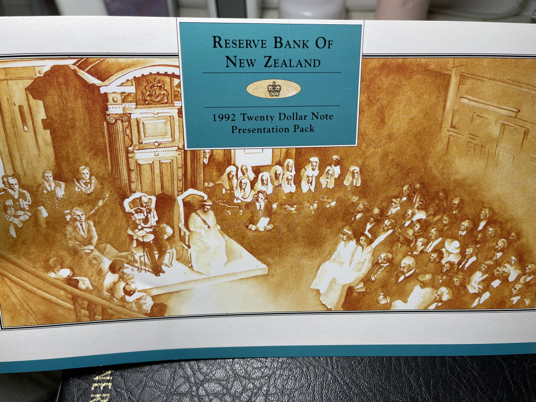 《外钞收藏家》第九十五期拍卖 新西兰20四连体钞  全新unc 9456千位号 AA冠