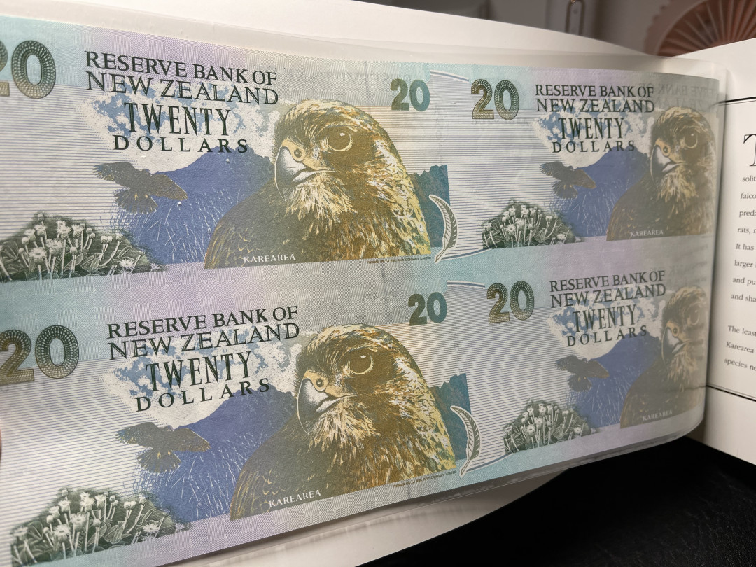 《外钞收藏家》第九十五期拍卖 新西兰20四连体钞  全新unc 9456千位号 AA冠