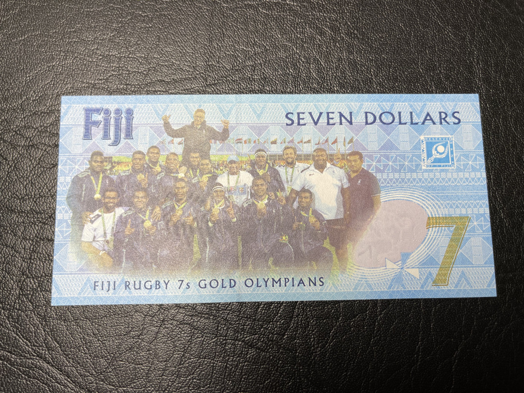 《外钞收藏家》第九十五期拍卖 斐济足球钞 7元 全新unc