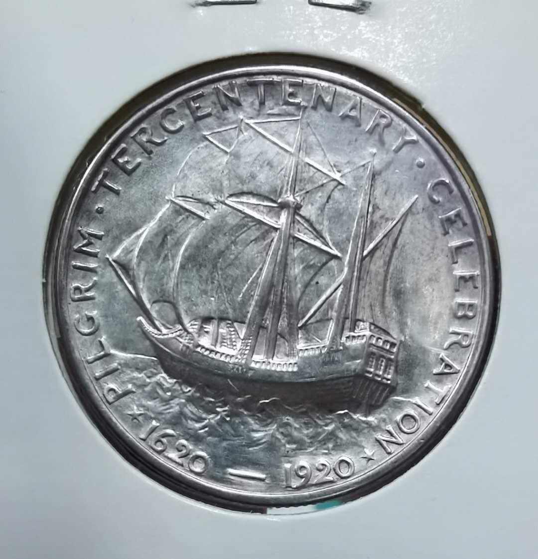 北京马甸外币专卖微拍第三十六期，银币及银章专场，陆续上新，欢迎关注 1920年美国清教徒移民三百年纪念半美国银币，重12.5克，成色900，品相如图