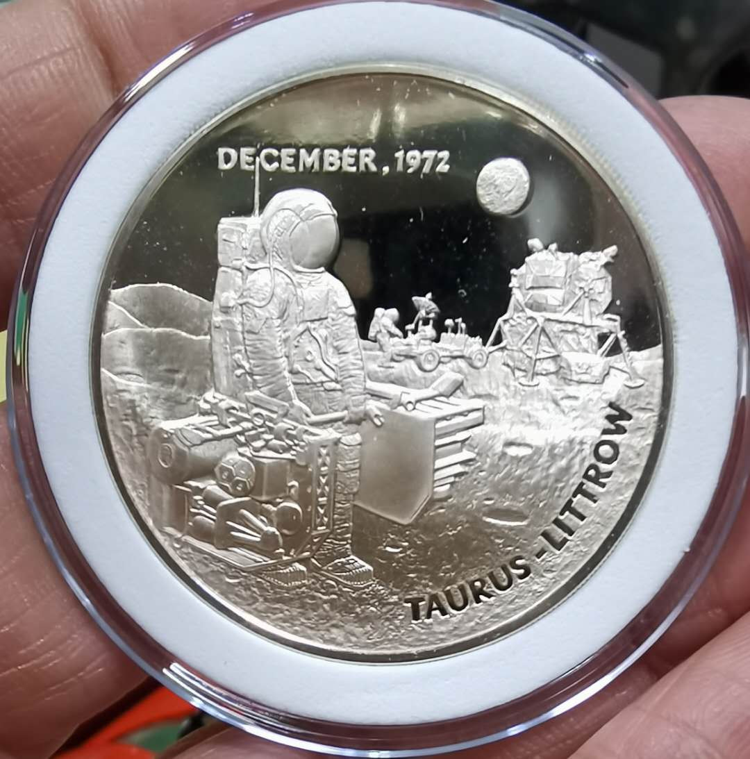 北京马甸外币专卖微拍第三十六期，银币及银章专场，陆续上新，欢迎关注 美国阿波罗号登月纪念精制银章，重24.7克，成色925，品相如图