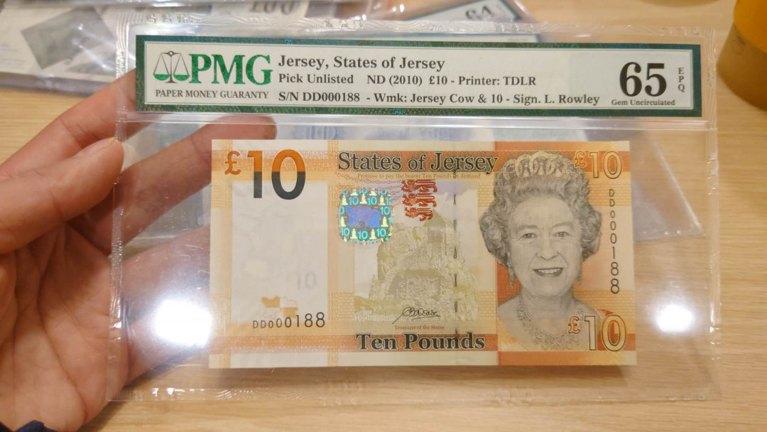 【囧羊收藏】精选微拍第10期~2021年首场世界钱币精选荟萃 2010年泽西岛10镑 百位小号188尾 PMG65E