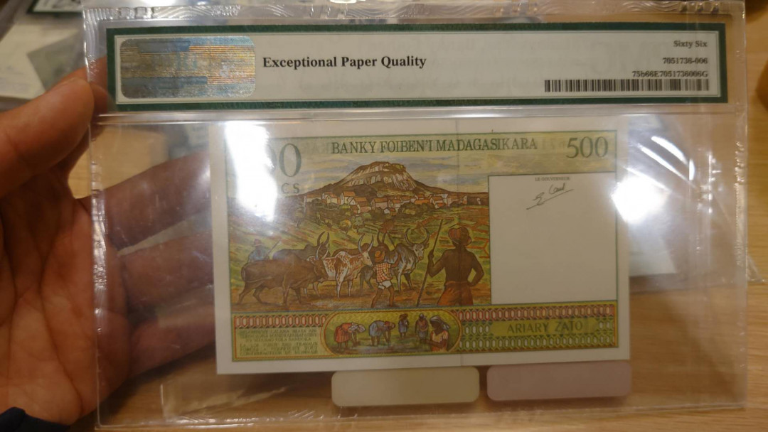 【囧羊收藏】精选微拍第10期~2021年首场世界钱币精选荟萃 1994年马达加斯加500法郎 PMG66E 全新UNC