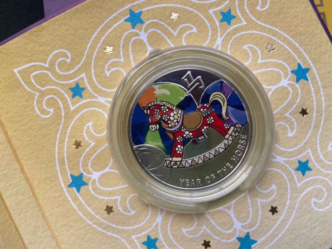 【币观天下】第134场拍卖【元旦场】 纽埃2014年1元，中国马年生肖“爱你一世(2014)”- “童年记忆—摇谣木马”UV光亮彩色 精制银币