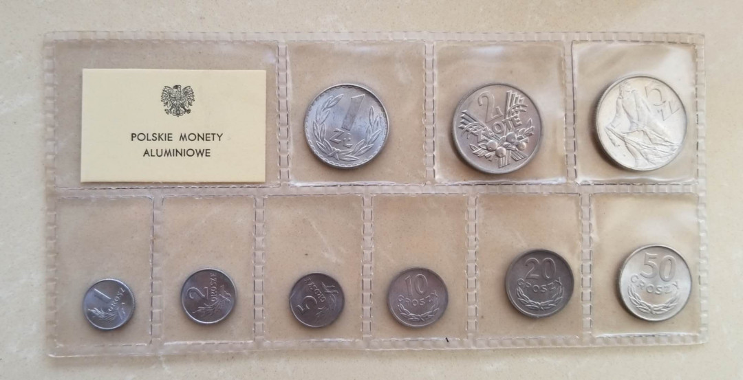 【币观天下】第134场拍卖【元旦场】 少见波兰造币厂原包装卡币1949-1975年版铝币9枚，全新。