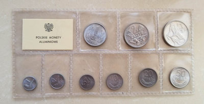 【币观天下】第134场拍卖【元旦场】 - 少见波兰造币厂原包装卡币1949-1975年版铝币9枚，全新。