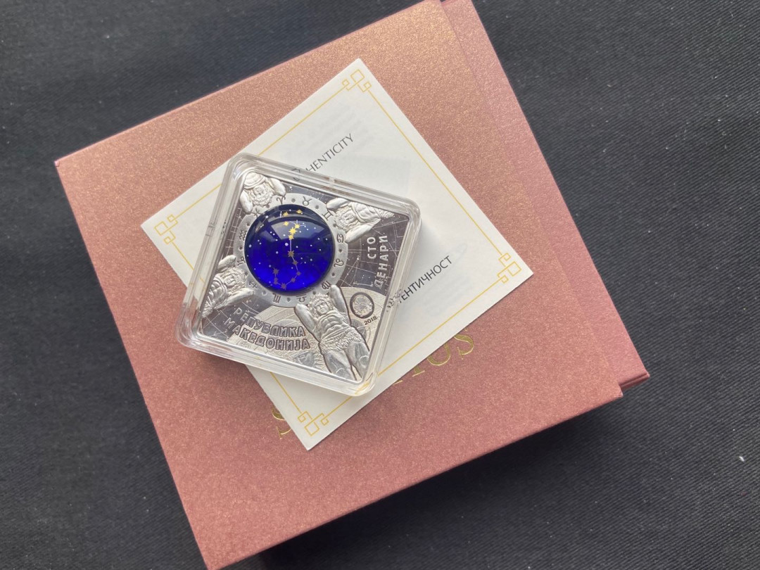 【币观天下】第134场拍卖【元旦场】 马其顿2018年100第纳尔，蓝色梦幻星空-四大王座之-天王“天蝎座”菱形3D立体镶嵌超大球面“钴晶蓝宝石”透明圆窗、24K金粉3D双面彩色打印精制银币