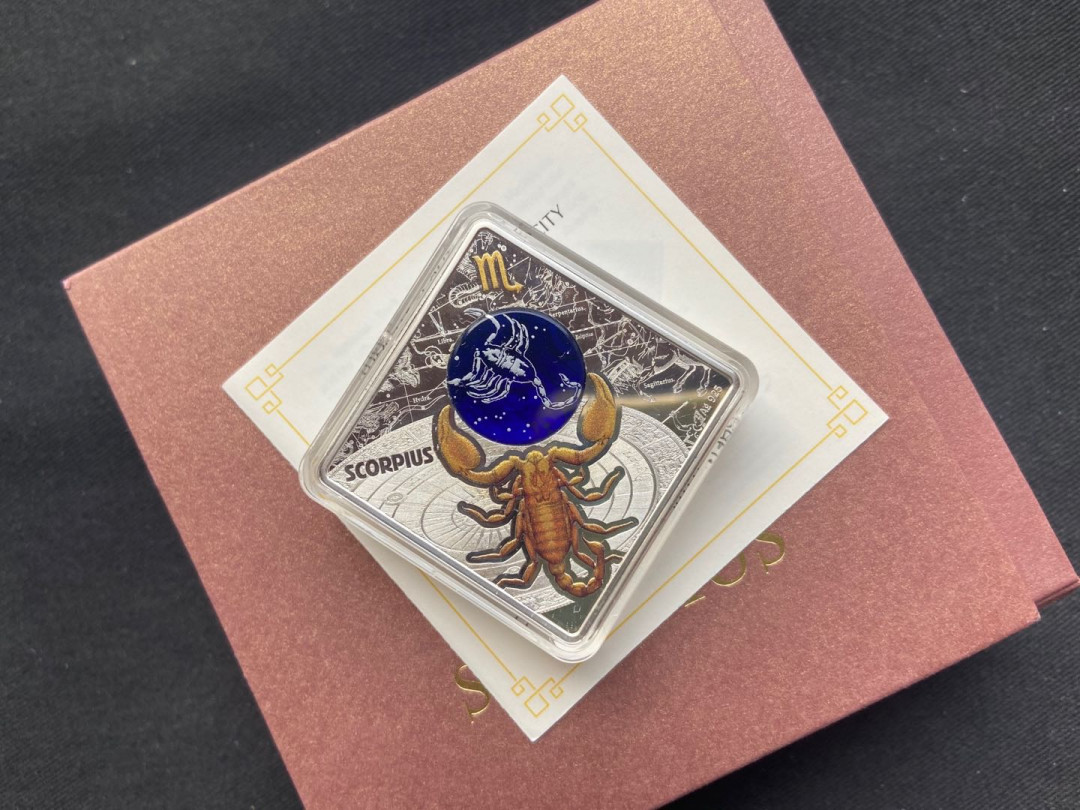 【币观天下】第134场拍卖【元旦场】 马其顿2018年100第纳尔，蓝色梦幻星空-四大王座之-天王“天蝎座”菱形3D立体镶嵌超大球面“钴晶蓝宝石”透明圆窗、24K金粉3D双面彩色打印精制银币