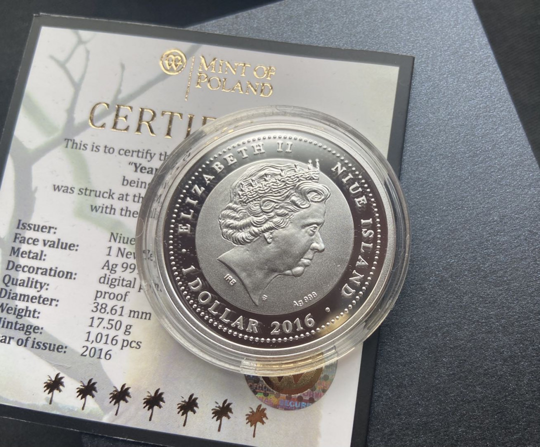 【币观天下】第134场拍卖【元旦场】  纽埃2016年1元，中国猴年生肖吉运银币“耳聪目明-“银丝大耳猴”萌宝”浮雕、镀金、磨砂数字打印精制艺术银币