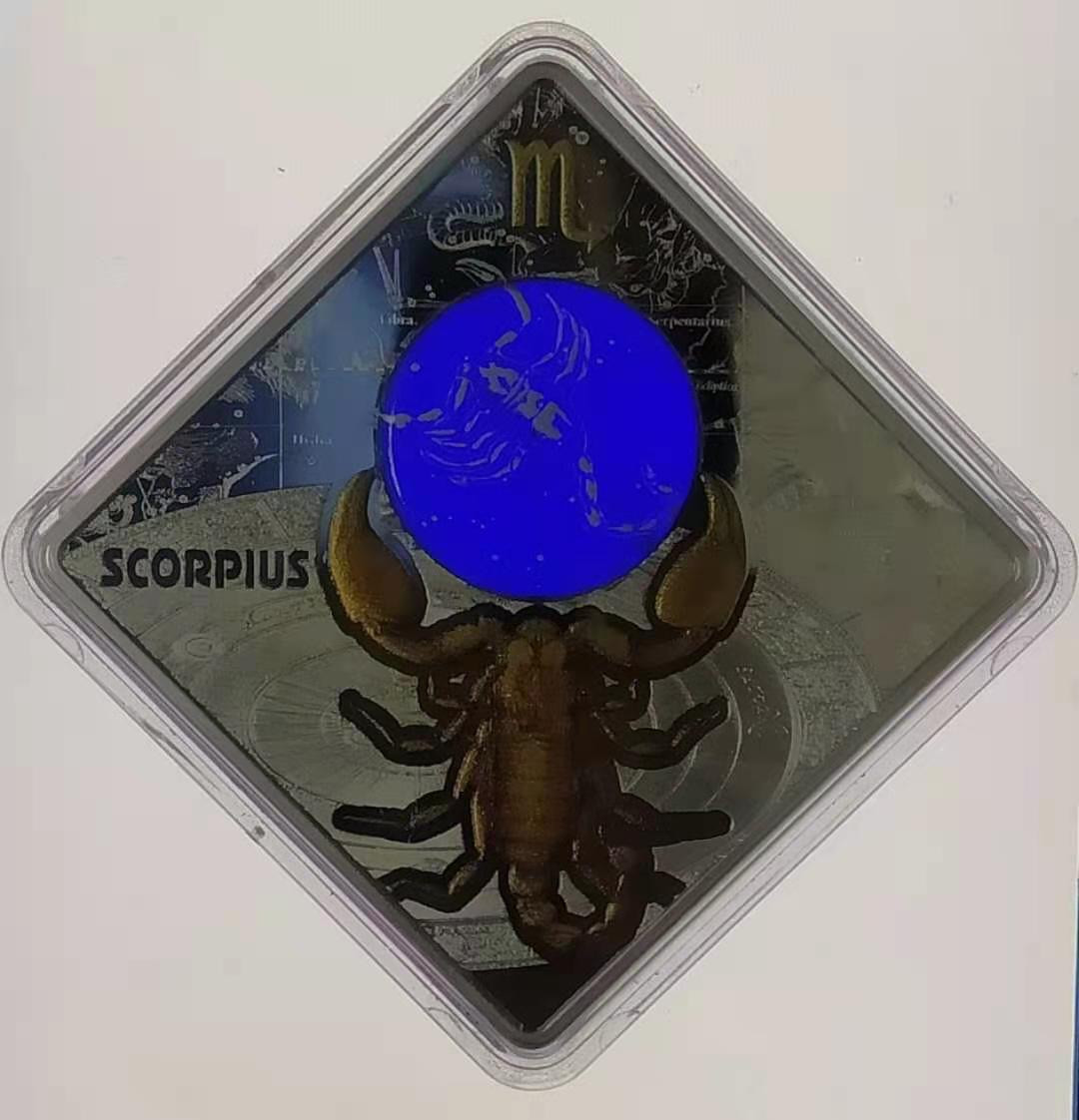 【币观天下】第134场拍卖【元旦场】 马其顿2018年100第纳尔，蓝色梦幻星空-四大王座之-天王“天蝎座”菱形3D立体镶嵌超大球面“钴晶蓝宝石”透明圆窗、24K金粉3D双面彩色打印精制银币