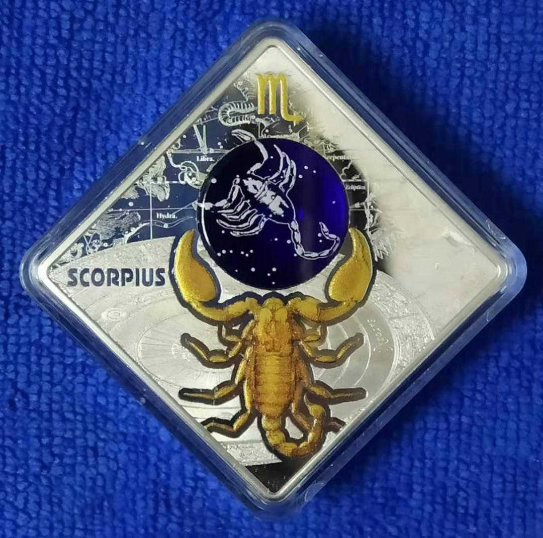 【币观天下】第134场拍卖【元旦场】 马其顿2018年100第纳尔，蓝色梦幻星空-四大王座之-天王“天蝎座”菱形3D立体镶嵌超大球面“钴晶蓝宝石”透明圆窗、24K金粉3D双面彩色打印精制银币