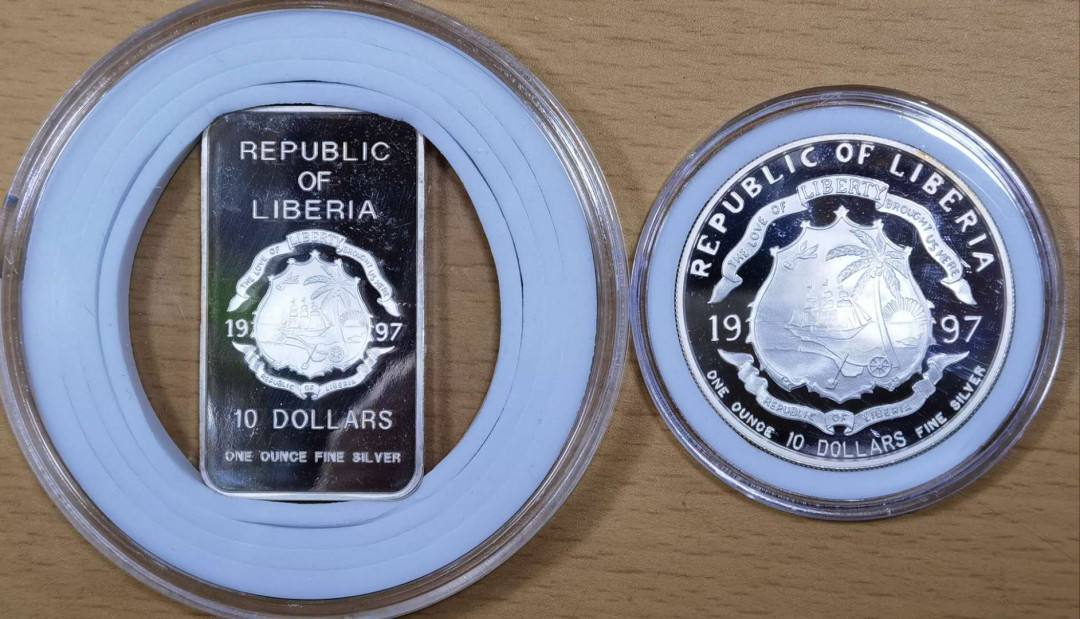 北京马甸外币专卖微拍第三十六期，银币及银章专场，陆续上新，欢迎关注 1997年利比里亚纪念香港回归彩色精制纪念银币一对，每枚重1盎司，成色999，品相如图