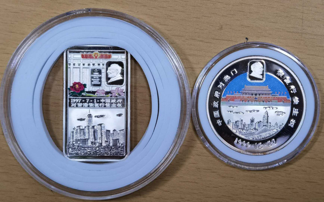 北京马甸外币专卖微拍第三十六期，银币及银章专场，陆续上新，欢迎关注 1997年利比里亚纪念香港回归彩色精制纪念银币一对，每枚重1盎司，成色999，品相如图