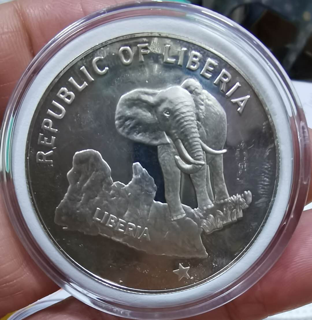 北京马甸外币专卖微拍第三十六期，银币及银章专场，陆续上新，欢迎关注  1974年利比里亚5元大银币，重：34.1克，成色900，品相如图