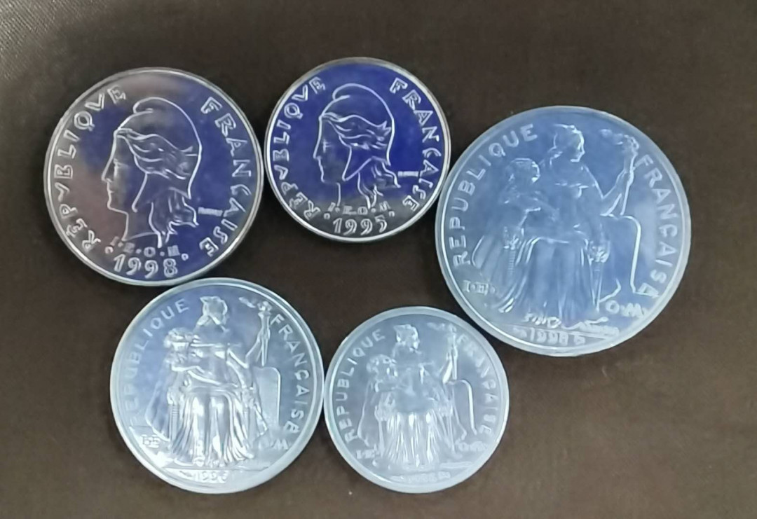 北京马甸外币专卖微拍第三十七期，流通币，非贵金属纪念币专场，陆续上新，欢迎关注 法属新喀里多尼亚5枚，品相如图