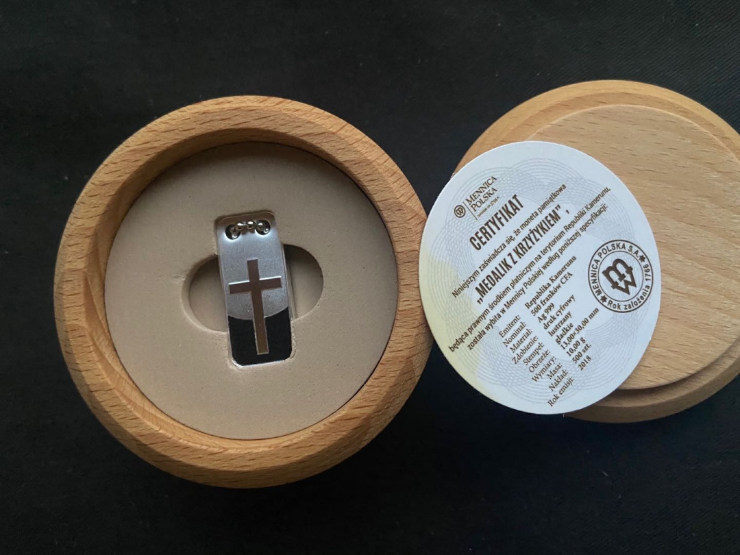 【币观天下】第135场钱币拍卖 喀麦隆2018年500法郎，护身圣符“十字架”数码亮光彩色(黑彩)异形 吊坠精制银币