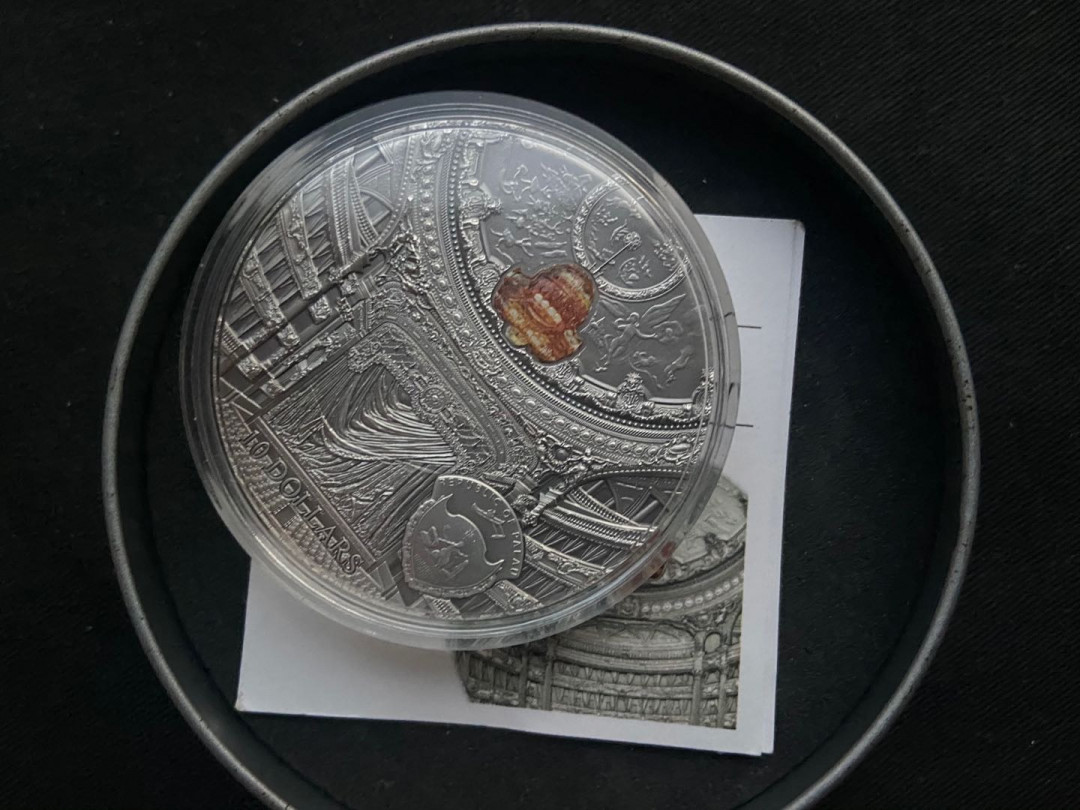 【币观天下】第135场钱币拍卖 帕劳2014年10元，2盎司超高浮雕龙头币，“蒂凡尼平行系列”---著名歌剧院水晶系列(1)：巴黎歌剧院---卡尼尔宫，超高浮雕、正反对称镶嵌吊灯双天然高级水晶、仿古、彩色，精制艺术银币