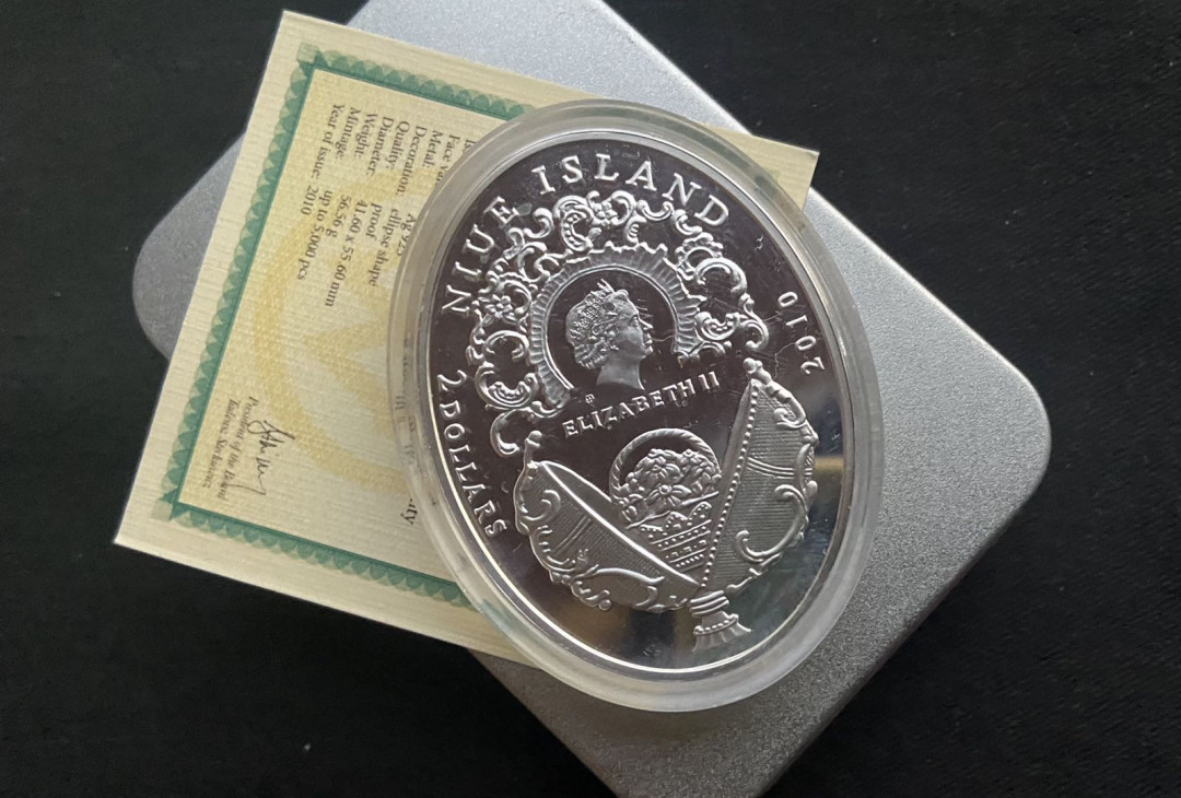 【币观天下】第135场钱币拍卖 纽埃2010年2元，56.56克 皇家费伯奇彩蛋系列---“王冠加冕礼”，异形(椭圆形) 精制纪念银币