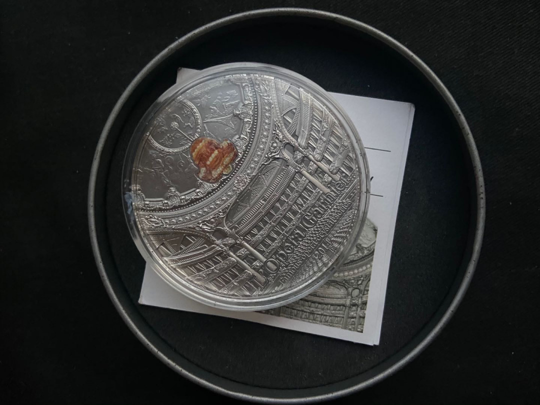 【币观天下】第135场钱币拍卖 帕劳2014年10元，2盎司超高浮雕龙头币，“蒂凡尼平行系列”---著名歌剧院水晶系列(1)：巴黎歌剧院---卡尼尔宫，超高浮雕、正反对称镶嵌吊灯双天然高级水晶、仿古、彩色，精制艺术银币