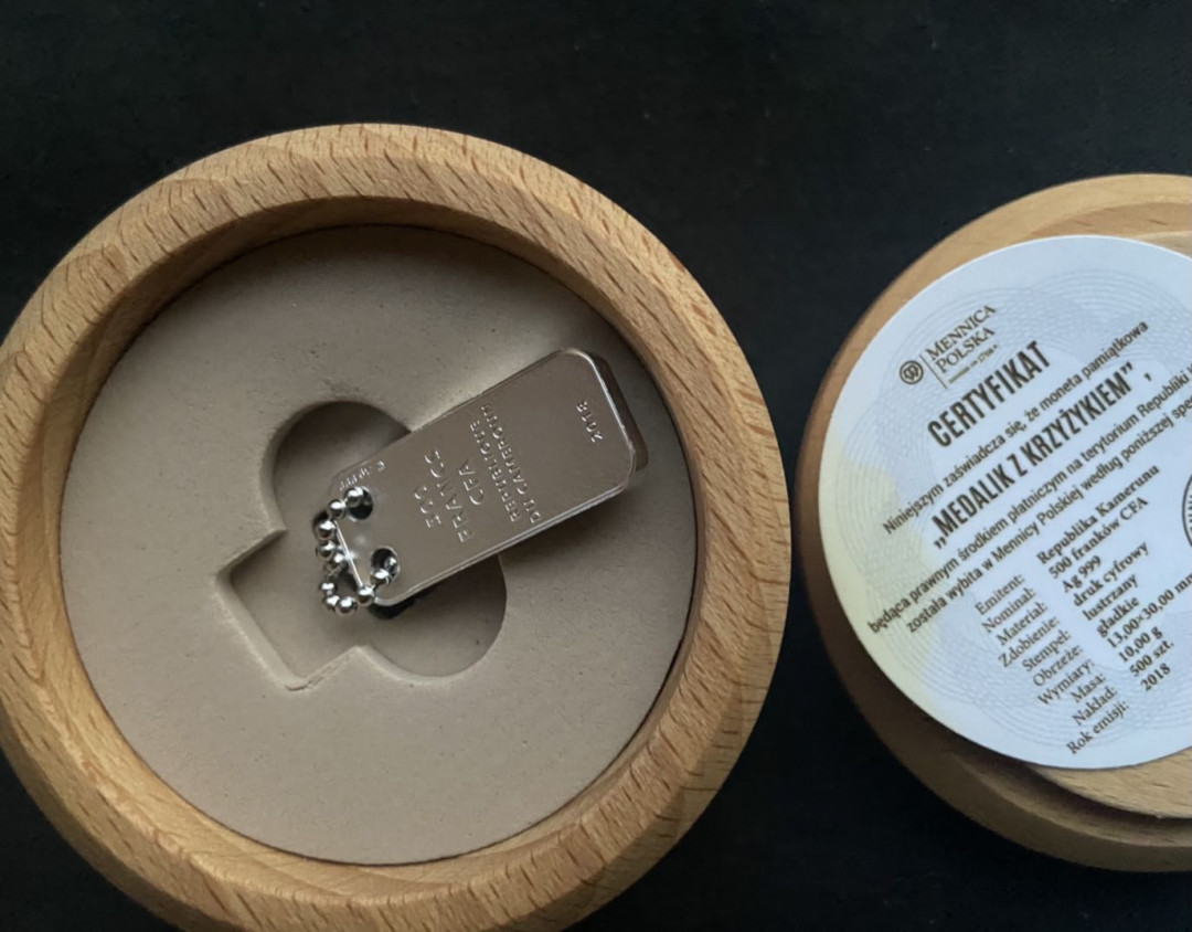 【币观天下】第135场钱币拍卖 喀麦隆2018年500法郎，护身圣符“十字架”数码亮光彩色(黑彩)异形 吊坠精制银币