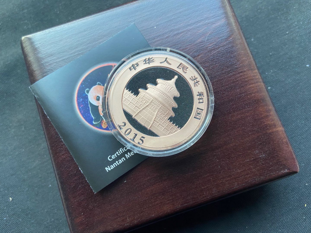 【币观天下】第135场钱币拍卖 中国2015年镶嵌南丹陨石熊猫镀红金夜光彩印银币