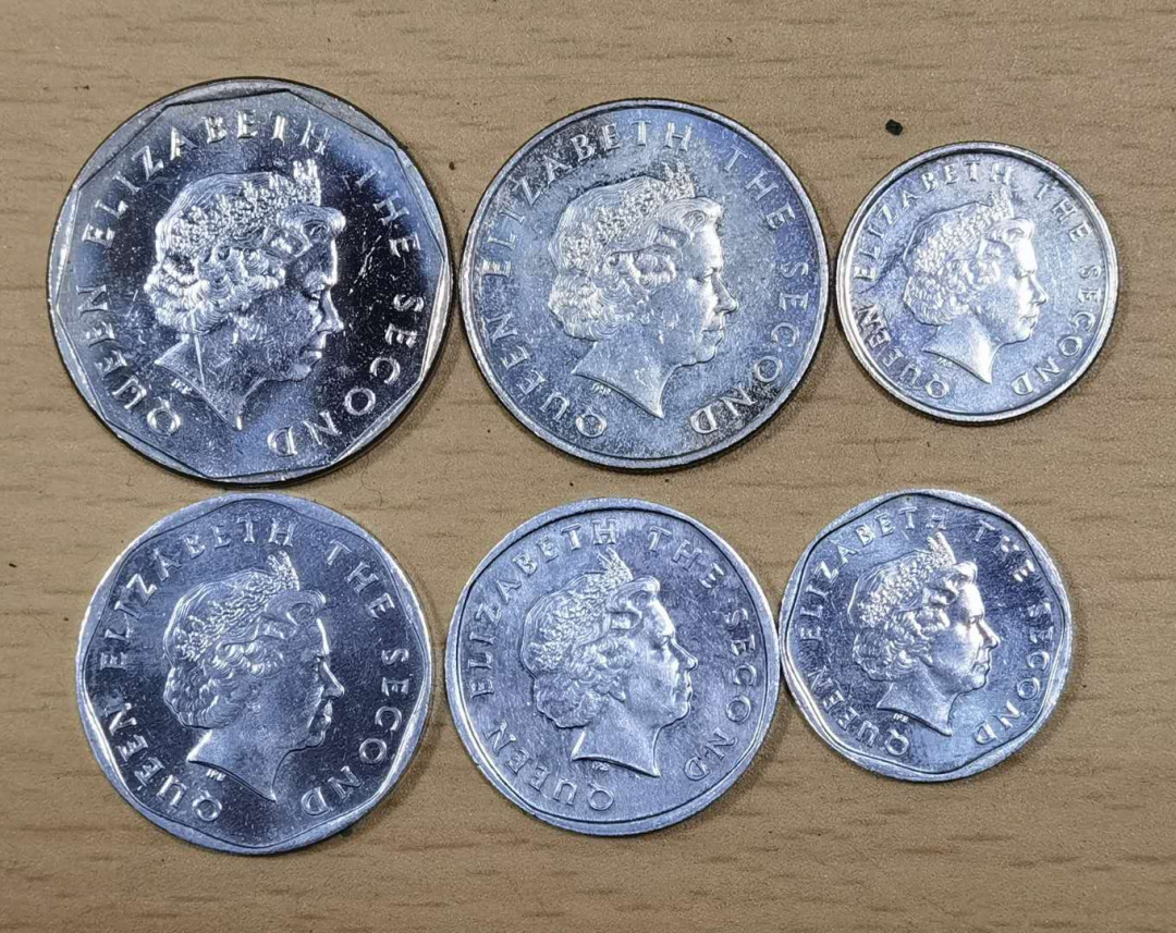 北京马甸外币专卖微拍第三十七期，流通币，非贵金属纪念币专场，陆续上新，欢迎关注 、	2004年清版东加勒比流通币6枚/套，品相如图 