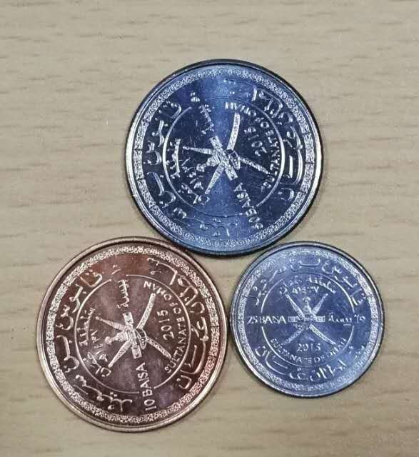 北京马甸外币专卖微拍第三十七期，流通币，非贵金属纪念币专场，陆续上新，欢迎关注 阿曼流通纪念币3枚，品相如图