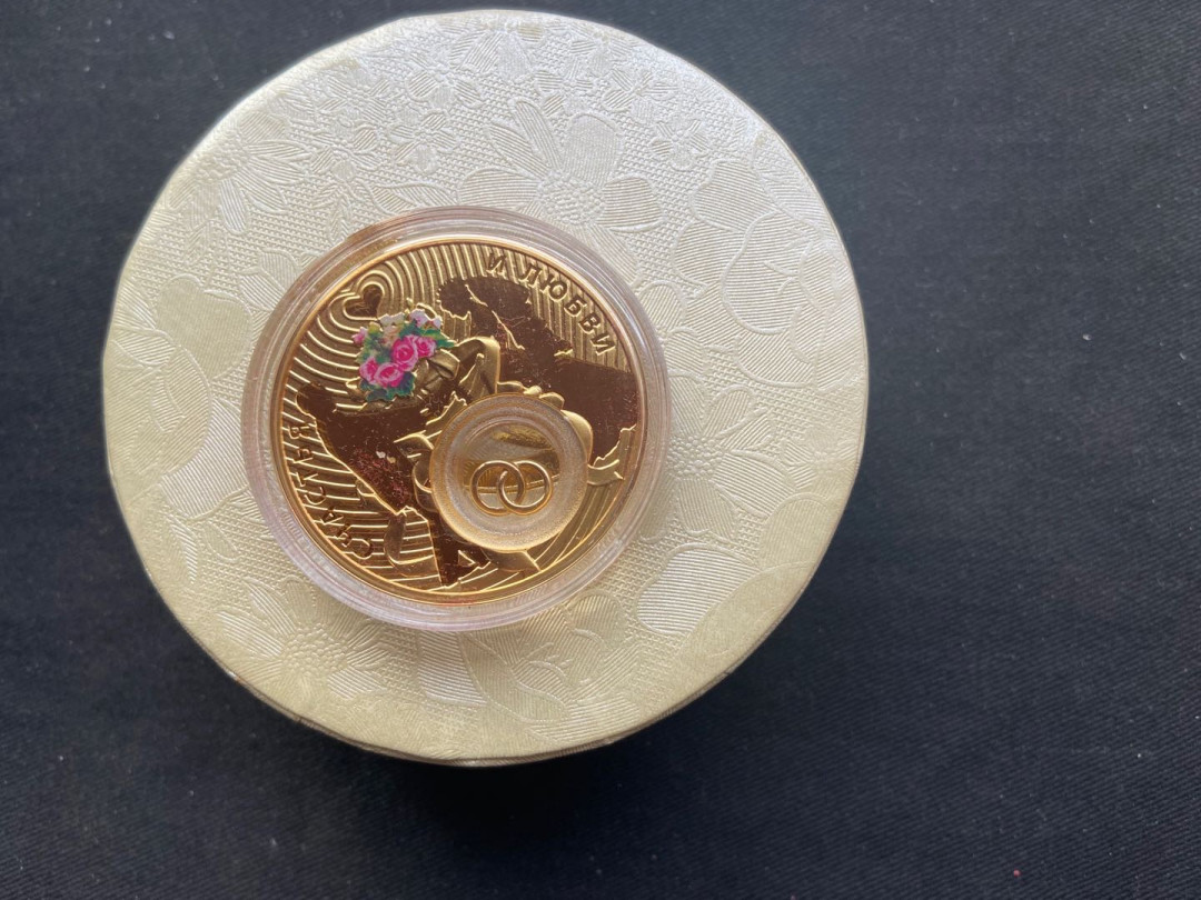 【币观天下】第136期拍卖【直播拍卖】 【纽埃】2013镶嵌活体婚礼镀金银币