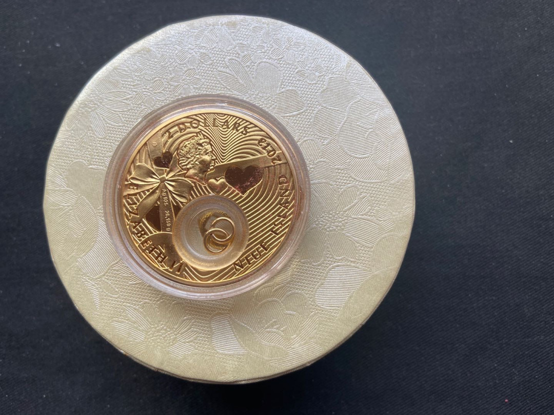 【币观天下】第136期拍卖【直播拍卖】 【纽埃】2013镶嵌活体婚礼镀金银币