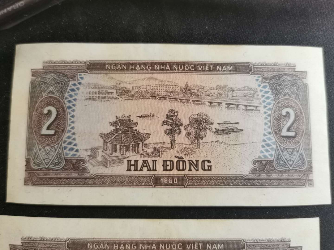 【鲸贝乐淘】千字文·第“俊乂密勿，多士寔宁”号拍卖 【越南🇻🇳 】1980年2盾，10张，有黄斑无中折，极近全新全品，AUNC 