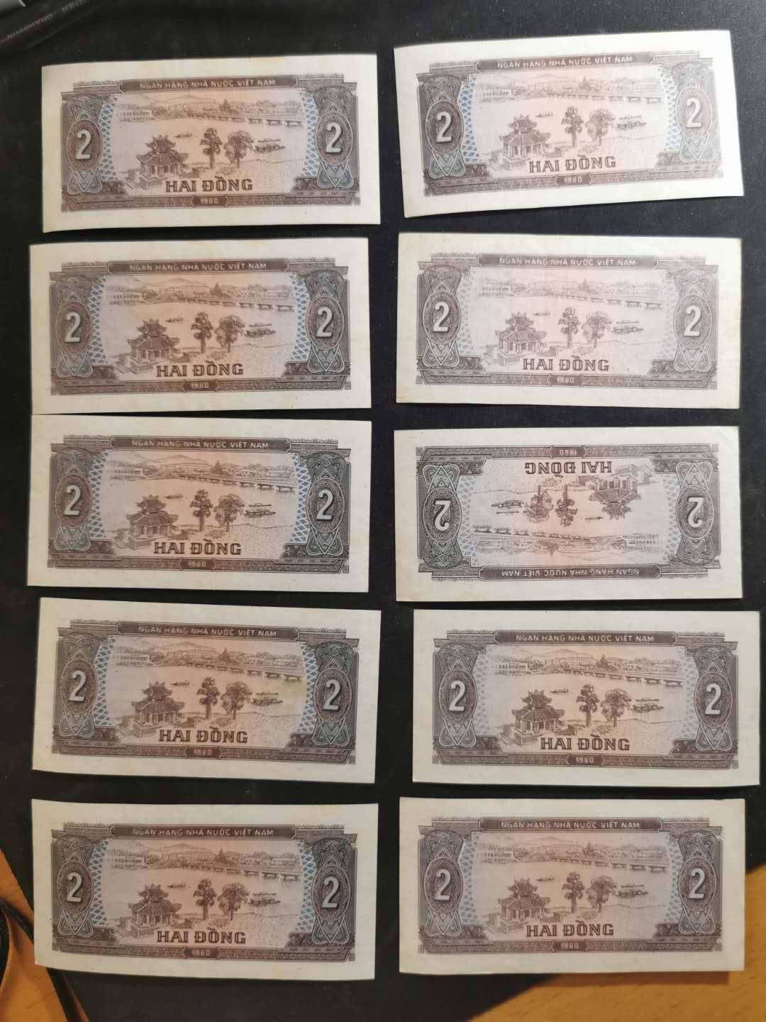 【鲸贝乐淘】千字文·第“俊乂密勿，多士寔宁”号拍卖 【越南🇻🇳 】1980年2盾，10张，有黄斑无中折，极近全新全品，AUNC 