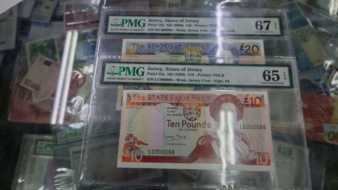【囧羊收藏】精选微拍第12期（2021年第三期）世界纸币场 2000年泽西岛10镑+20镑 全同号小号88一对  PMG65/67E如图