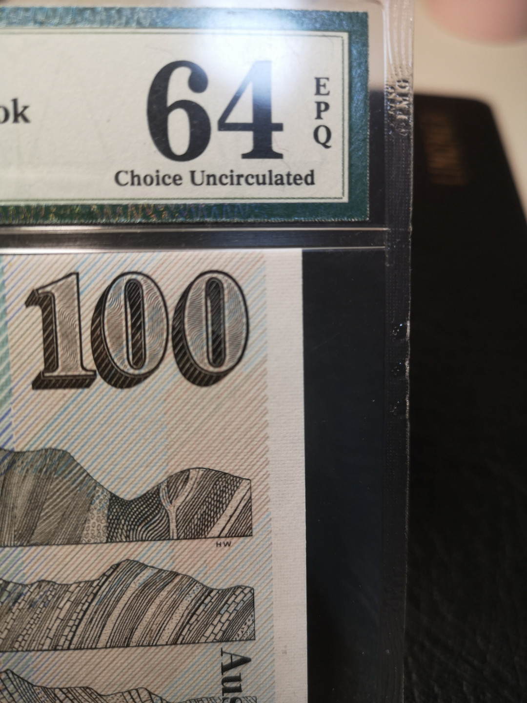 《外钞收藏家》2021年第3拍（98期） 澳大利亚1992年100刀 著名毛线帽 PMG64  四角尖 凹凸感强 只因这版裁剪问题 没有高分