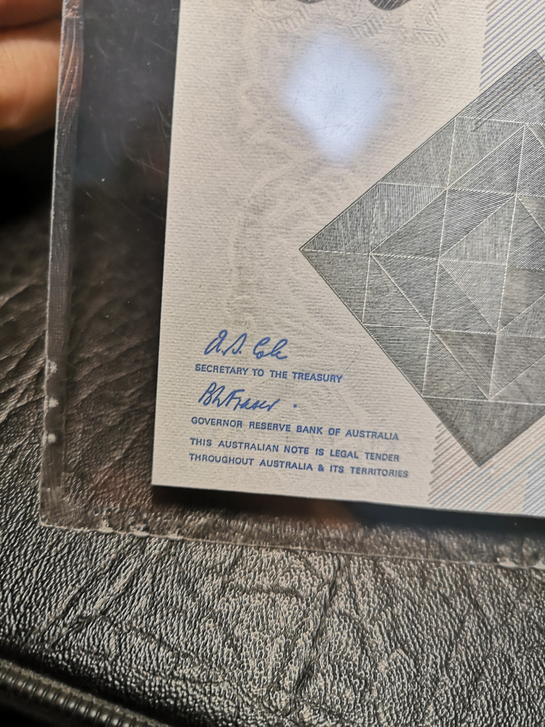 《外钞收藏家》2021年第3拍（98期） 澳大利亚1992年100刀 著名毛线帽 PMG64  四角尖 凹凸感强 只因这版裁剪问题 没有高分