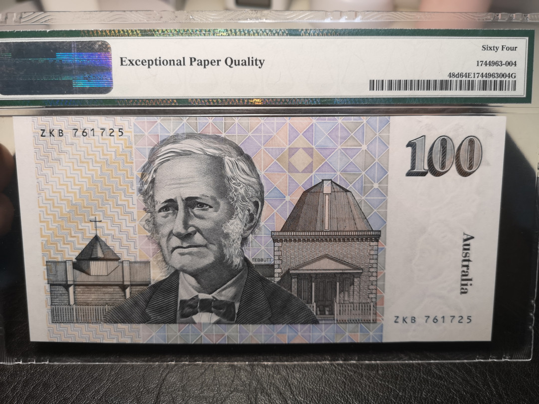 《外钞收藏家》2021年第3拍（98期） 澳大利亚1992年100刀 著名毛线帽 PMG64  四角尖 凹凸感强 只因这版裁剪问题 没有高分