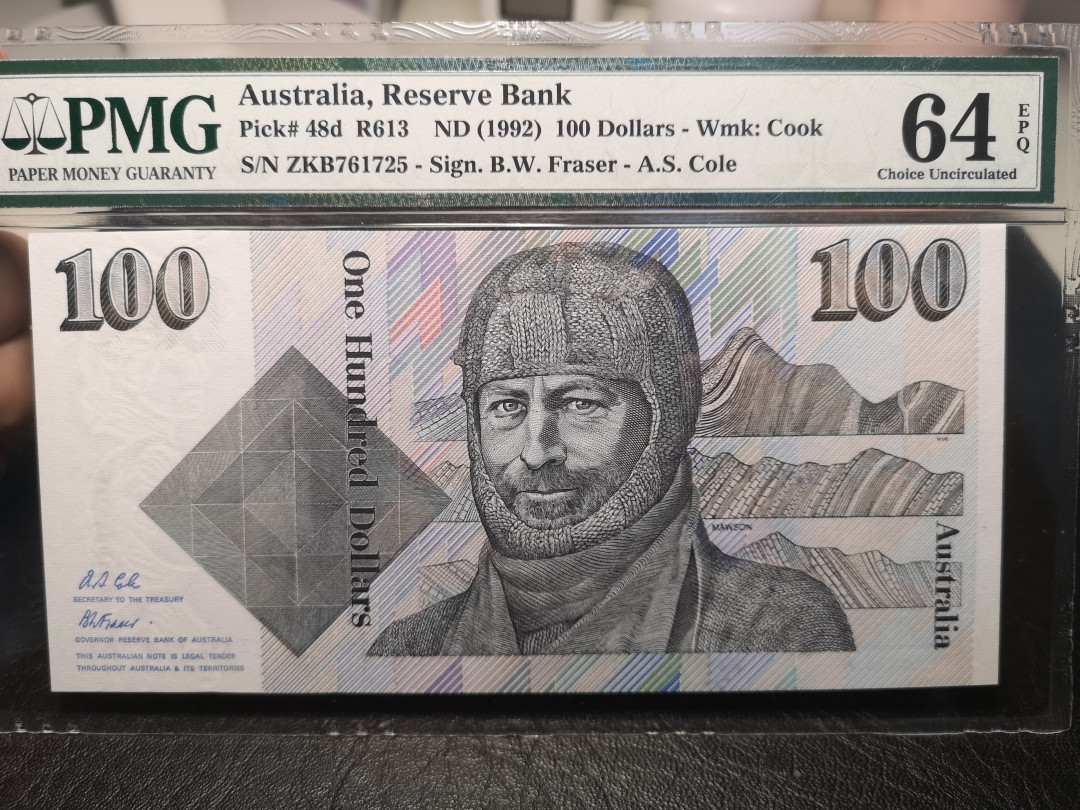 《外钞收藏家》2021年第3拍（98期） 澳大利亚1992年100刀 著名毛线帽 PMG64  四角尖 凹凸感强 只因这版裁剪问题 没有高分