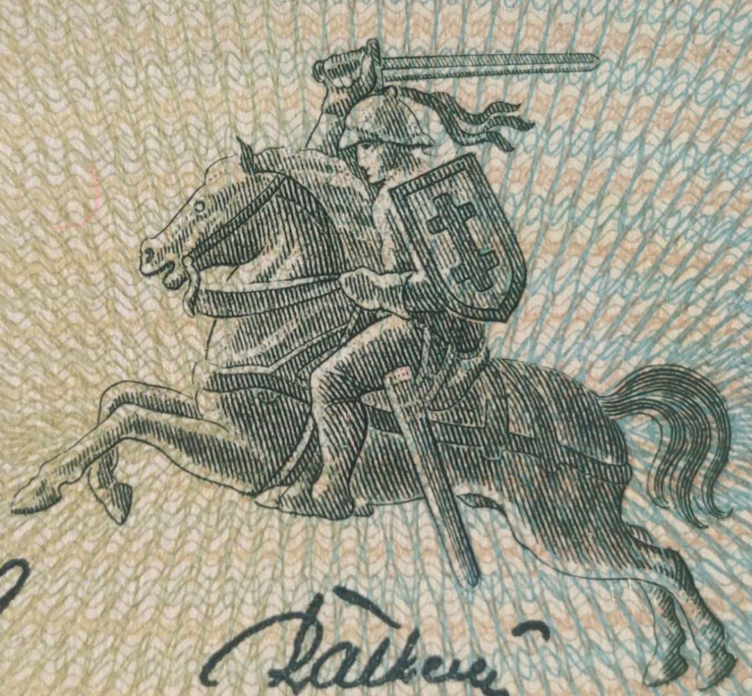 N&C第十一期: 欢乐捡漏场 1994年立陶宛100立特 PMG63E(只是居中问题) 四位小号好号无47! 极其稀少的双签名未发行版本! 正面是立陶宛历史学家西蒙纳斯·道坎塔斯 Simonas Daukantas 1793-1864。背面是立陶宛首都维尔纽斯老城Vilnius Old Town俯瞰风景。其中的主体建筑是维尔纽斯大学 Vilnius University 老校区内的圣·约翰教堂。印刷极其精美，风格清新脱俗，不可多得的精品!